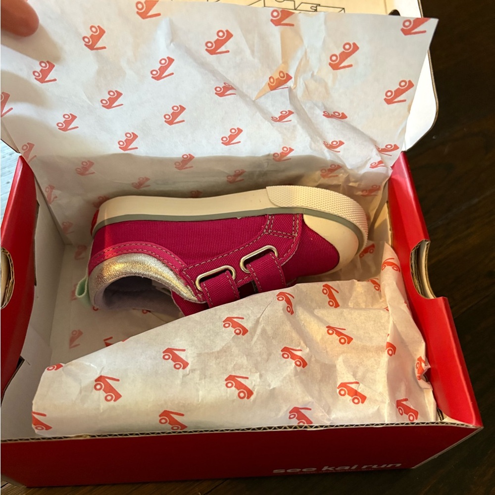 See Kai Run Robyne Berry Stars Size 6 sneakers